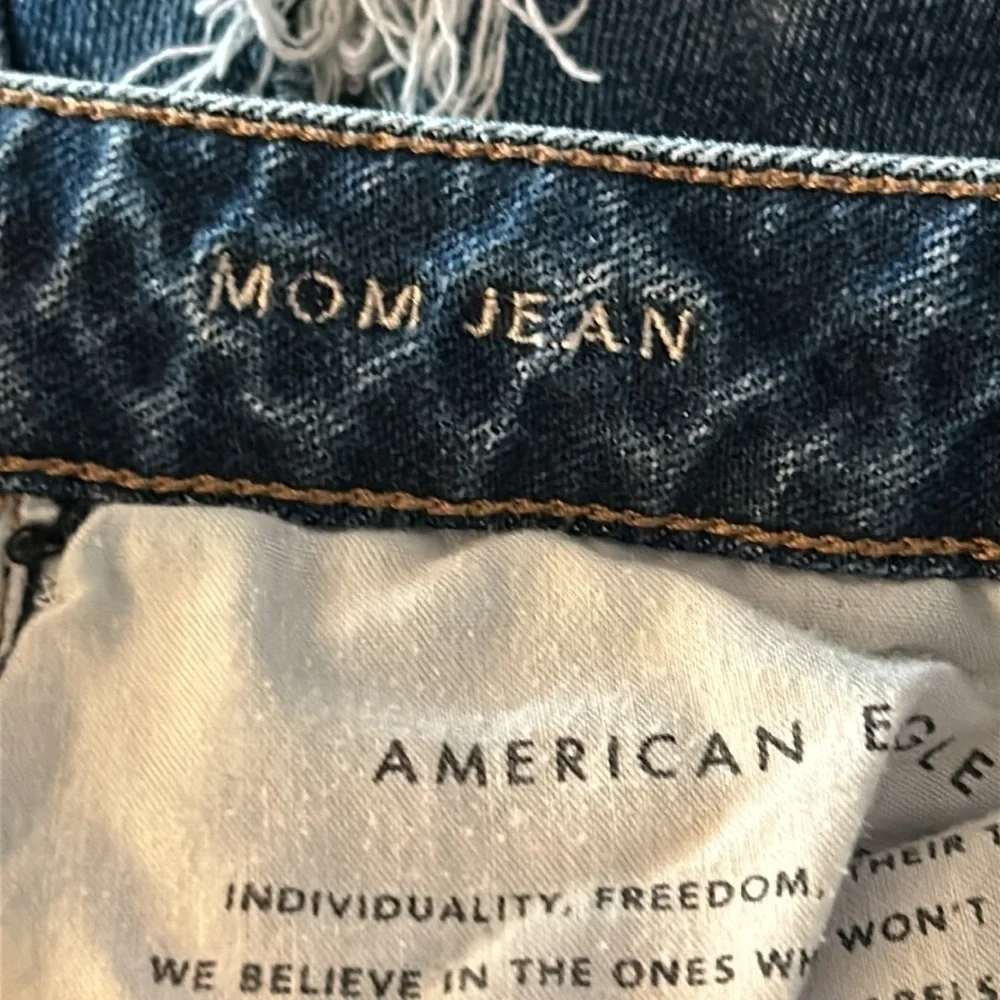 American Eagle MOM jeans size 00 distressed